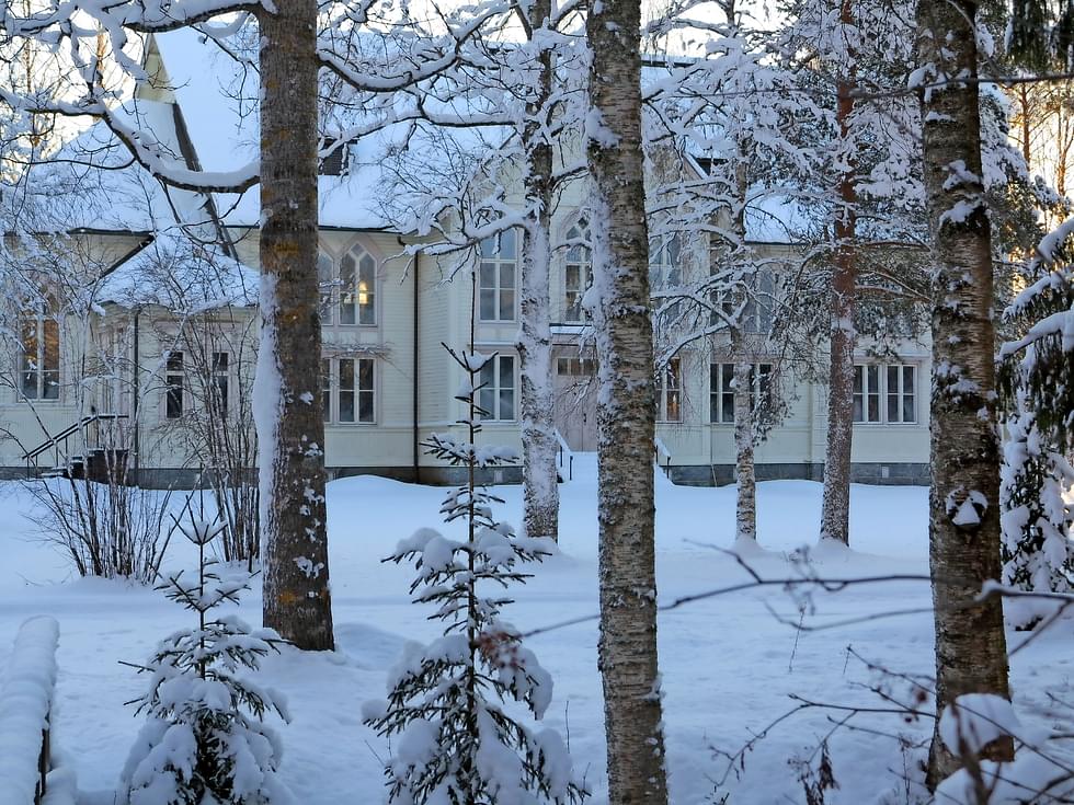 Viekijärven goottilaispiirteistä kirkkoa alettiin rakentaa 1907 ja se vihittiin käyttöön 14.12.1911.