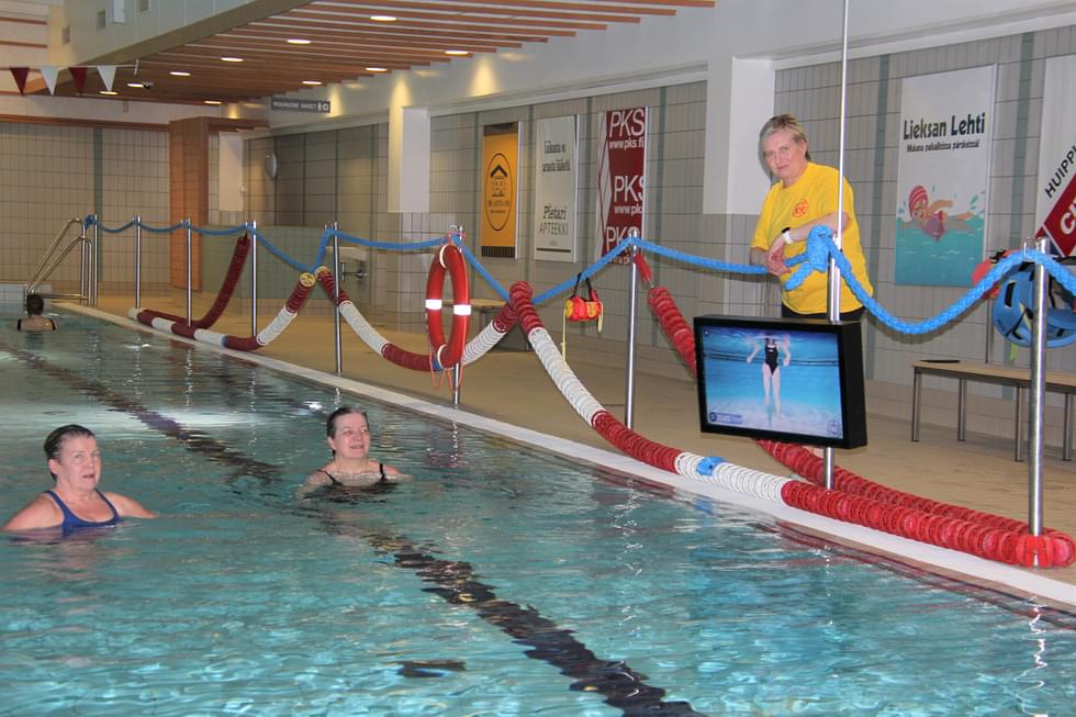 Sirpa Korhonen (vas.) ja Taimi Tahvanainen tutustuivat uuteen virtuaalijumppalaitteeseen Lieksan uimahallissa torstaina. Anne Tirronen opasti heitä laitteen käytössä.
