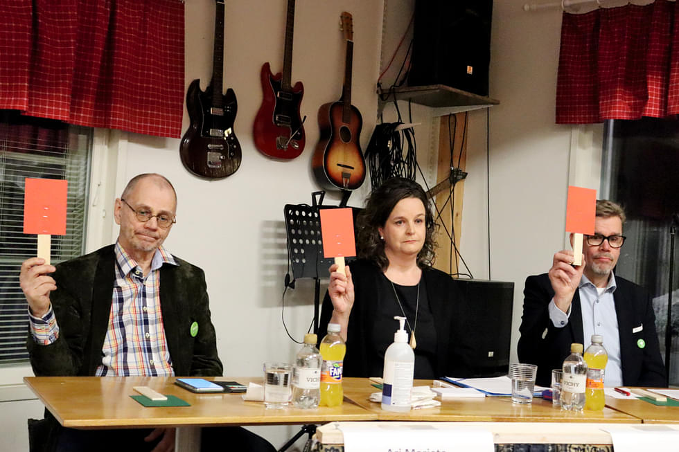 Ari Marjeta (vas.), Marjo Vallius-Hyttinen ja Timo Väänänen olivat yhtä mieltä siitä, ettei yliopistoihin ja ammattikorkeakouluihin tulisi ottaa käyttöön lukukausimaksuja.