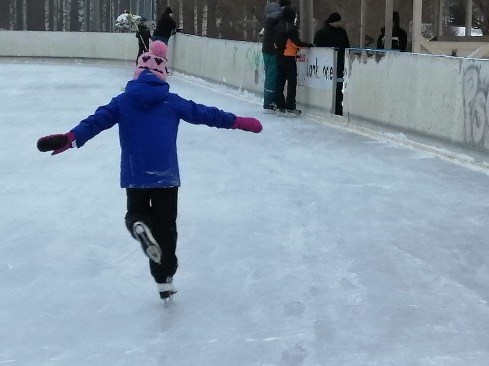 Maakuntapäivänä on tarkoitus löytää liikunnan ilo yhdessä. Kuva Lieksan Urheilupuiston jääkiekkokaukalosta.
