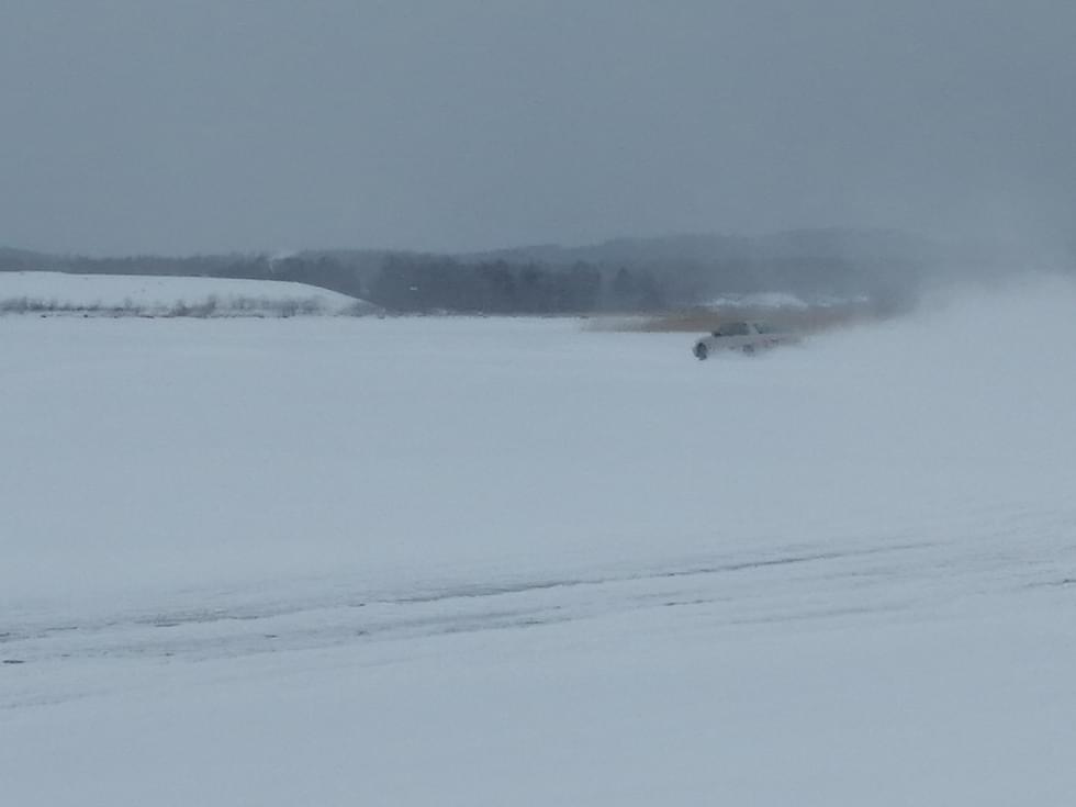 Lumi pöllyää Lieksan Urheiluautoilijoiden ylläpitämällä Kevätlahden jääradalla.