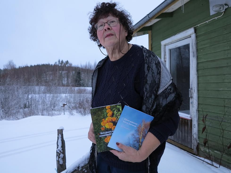 Annikki Martikaisen kirjat ovat yhdistelmiä valokuvista ja runoista, joihin häntä ovat inspiroineet kotipiha ja Lamminkylän maisemat.