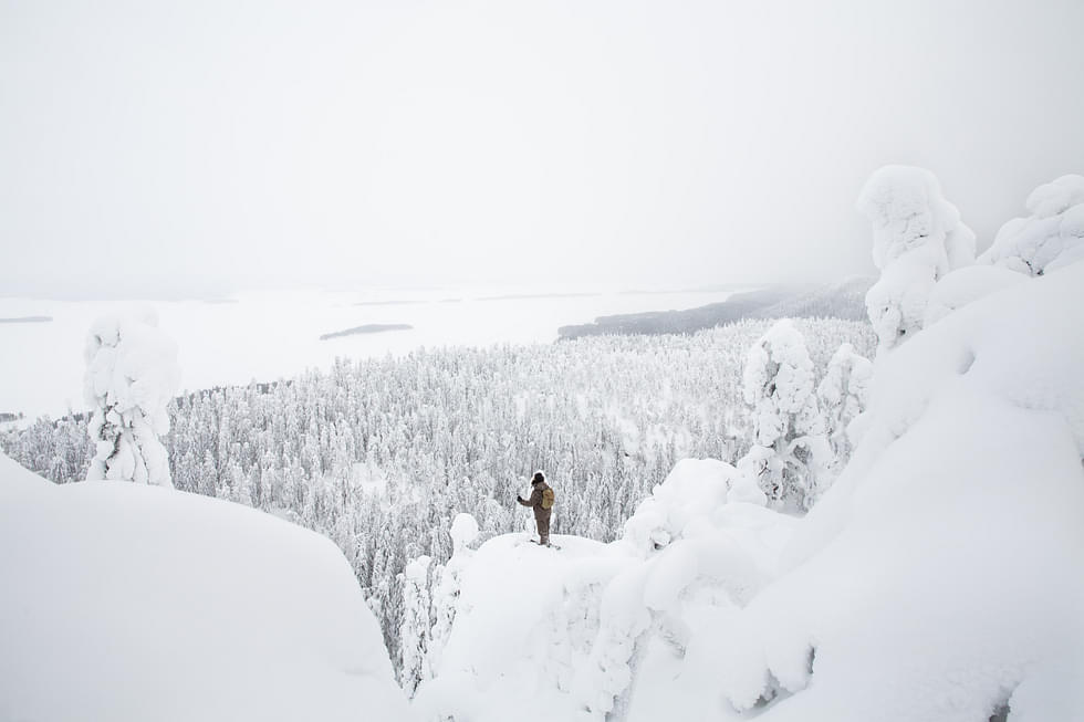 Suomen tunnetuinta kansallismaisemaa voi ihailla vaikkapa lumikenkäillen.