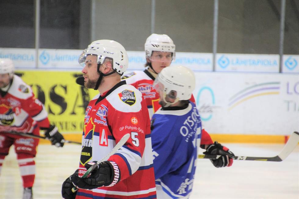 Hurttien pelaajat Henri Nylander (vas.) ja Janne Kaverinen onnistuivat maalinteossa lauantaina.