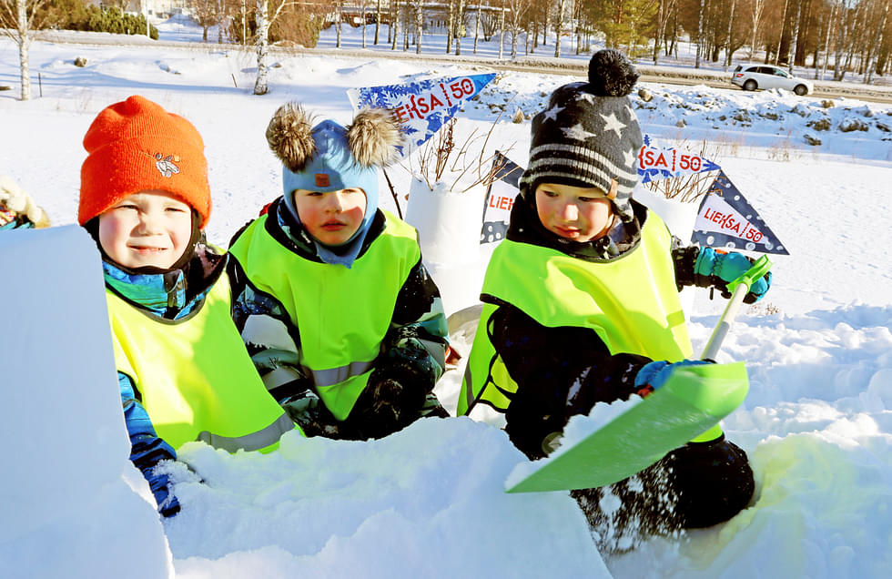 Jaajo Tikka (vas.), Eino Hyttinen ja Leevi Kaakkunen kertoivat rakentavansa lumiukkoja mielellään.
