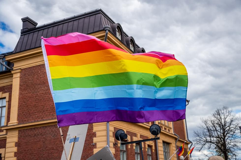 Sateenkaarilippu liehui Pride-kulkueessa Joensuussa toukokuussa.