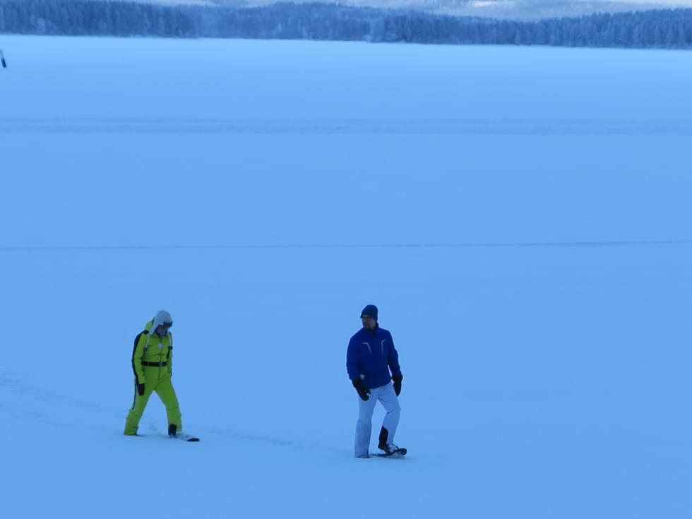 Nämä lumikenkäkävelijät eivät aiheuta vahinkoa maanomistajille, sillä he lumikenkäilevät Pielisen jäällä.