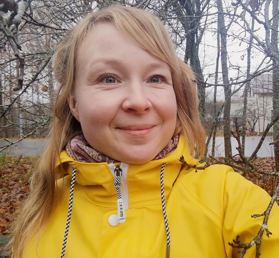 Nelli Hietala on vuonna 1981 syntynyt lieksalaislähtöinen kirjailija, joka asuu nykyisin Hämeenlinnassa.