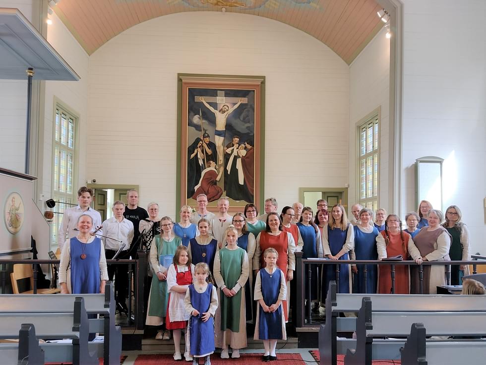 Enolainen musiikkiryhmä Veräjä esiintyi Valtimon kirkossa toukokuussa.