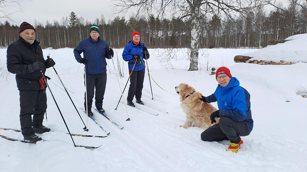 Heikki Turunen (vas.), Raimo Saviranta, Olga Keränen ja Jari Jolkkonen innostavat kyläläisiä hiihtämään ja kannustavat tulemaan kokeilemaan Nurmijärven latuja vaikka kauempaankin.