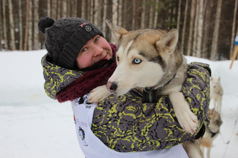 Maija Alasalmi koppasi Ruu-koiran syliinsä. Alasalmi osallistui Ruunaa Raceen nyt ensimmäistä kertaa kilpailijana.