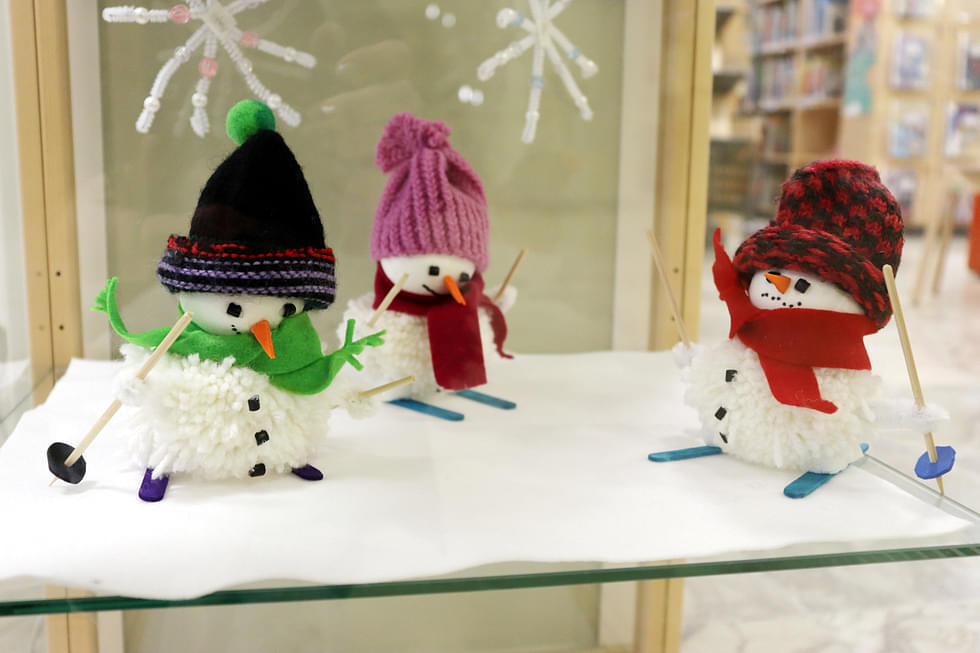 Rantalan koulun aamu- ja iltapäiväkerholaisten tekemiä lumiukkoja on kirjastossa esillä helmikuun ajan.