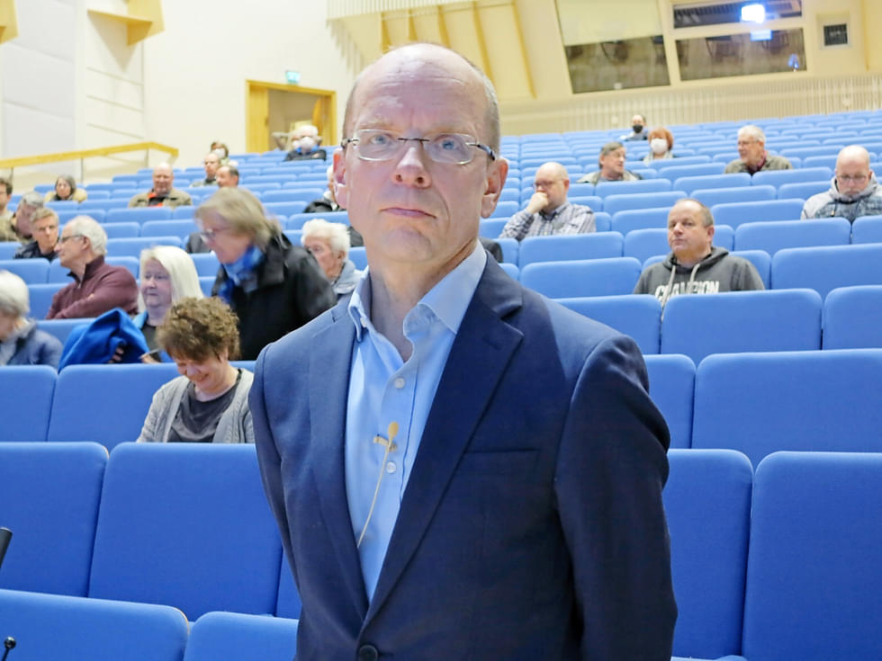 Mika Kerttunen luennoi Lieksan kansalaisopiston yleisöluennolla.