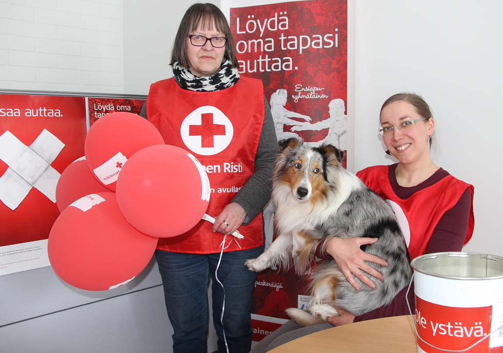 Sirpa Leinosen (vas.) ja Elina Arolan apuna SPR:n tarjoamaa avustustoimintaa esitteli Siiri-koira.