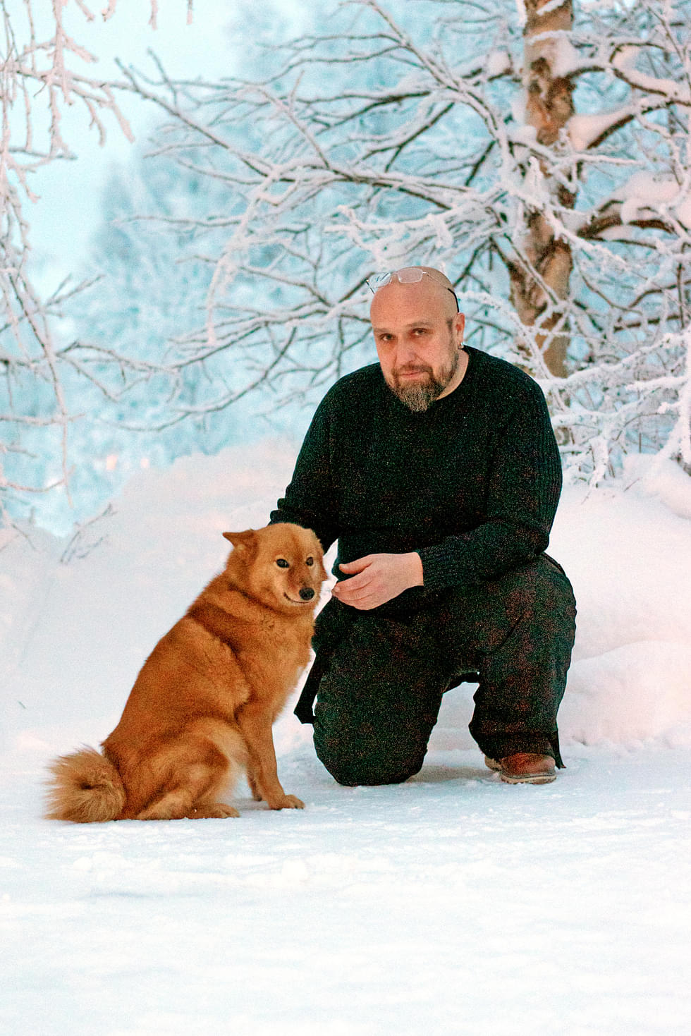 Jouni Sykkö Maisa-koiransa kanssa Tunturikeimiössä Muoniossa.
