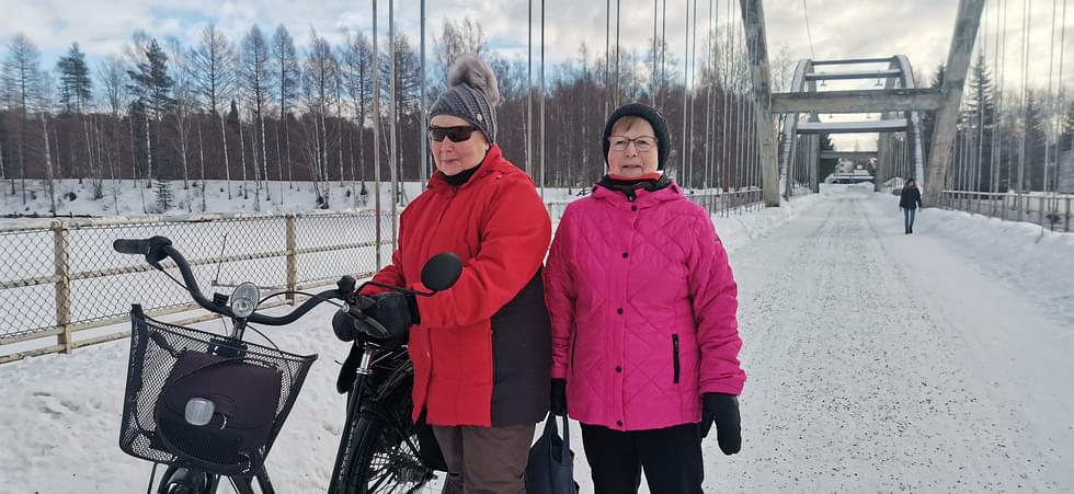 Raija Hämäläinen (vas.) ja Lea Ihanus toivovat Kaarisillan purkamista ja uuden sillan rakentamista sen tilalle.
