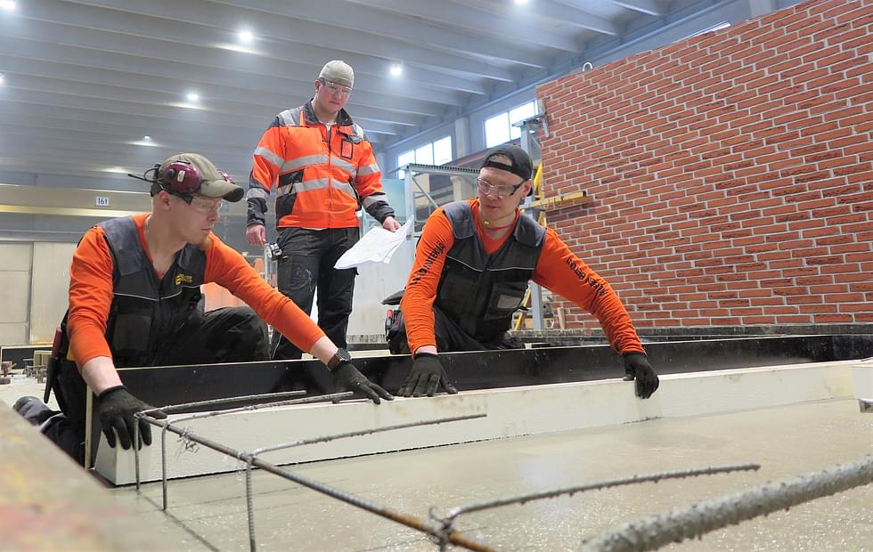 Samu Nevalainen (oik.) ja Mika Nevalainen saivat betonielementtityöntekijän pätevyyden täsmäkoulutuksen kautta. Pielisen Betonin työnjohtaja Waltteri Waris seuraa tyytyväisenä heidän työskentelyään.
