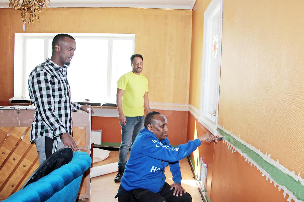Mohamed Farhan Ahmed (vas.) Tedros Kefala ja Gabayere Muhudin Abdi osallistuivat Metka-talon remonttiin keväällä 2021.