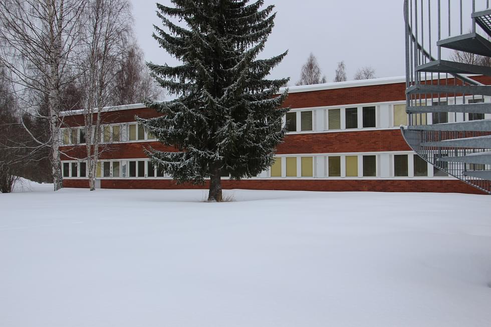 Purettava siipirakennus sijoittuu päärakennuksen taakse, eikä näy uudelle kampukselle.