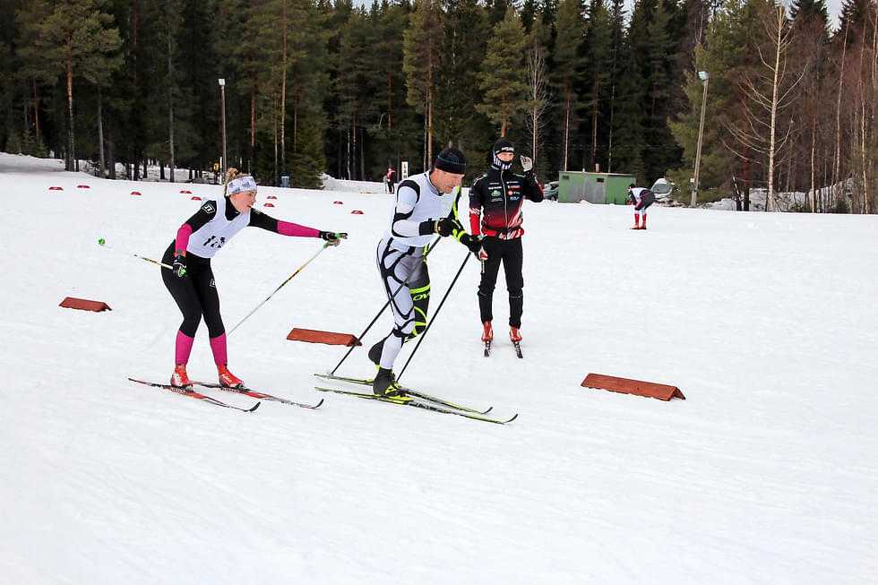 Marjut Turunen lähetti Seppo Suhosen matkaan Timitrassa viime vuonna hiihdetyssä maakuntaviestissä.
