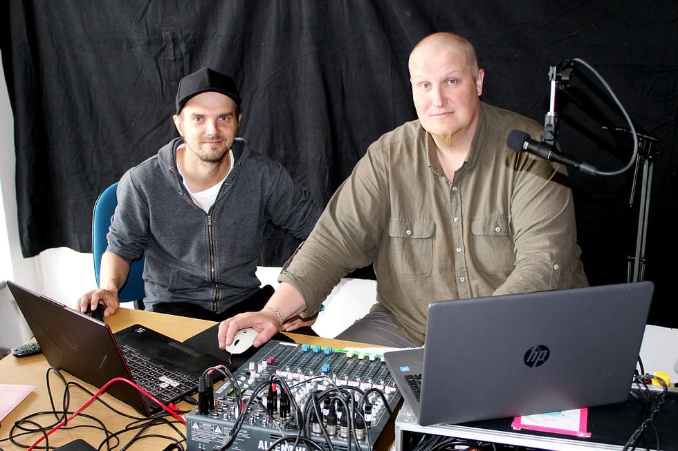 Atso Vänskä (vas.) ja Tapani "Tappi" Kiiskinen Vaskiradion studiossa viime kesänä.