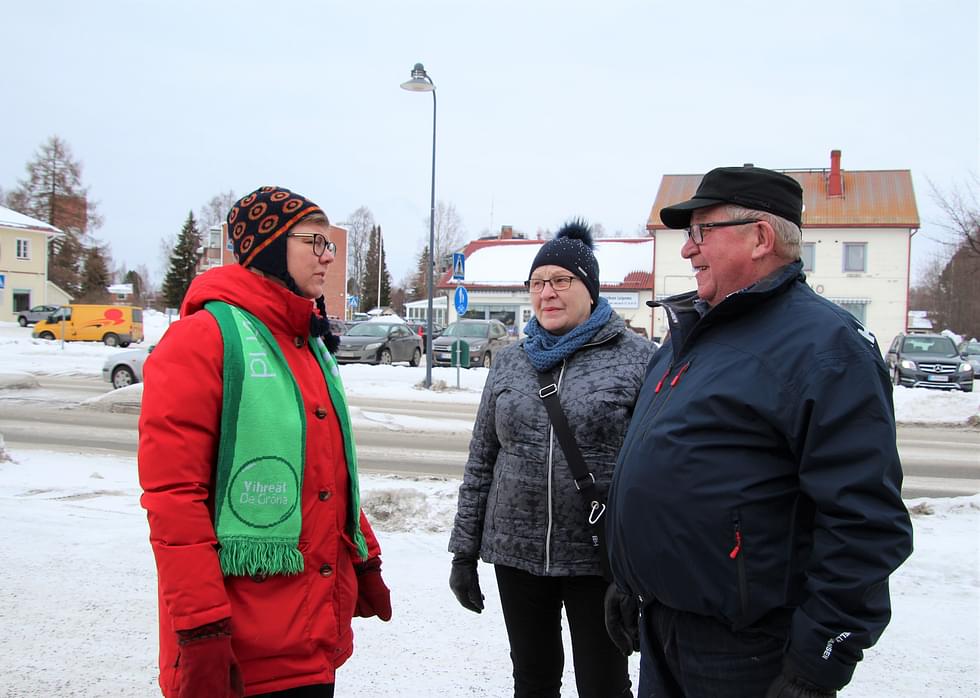 Krista Mikkonen (vas.) keskusteli Liisa ja Martti Nuutinen kanssa muun muassa alueen susitilanteesta lauantaina.