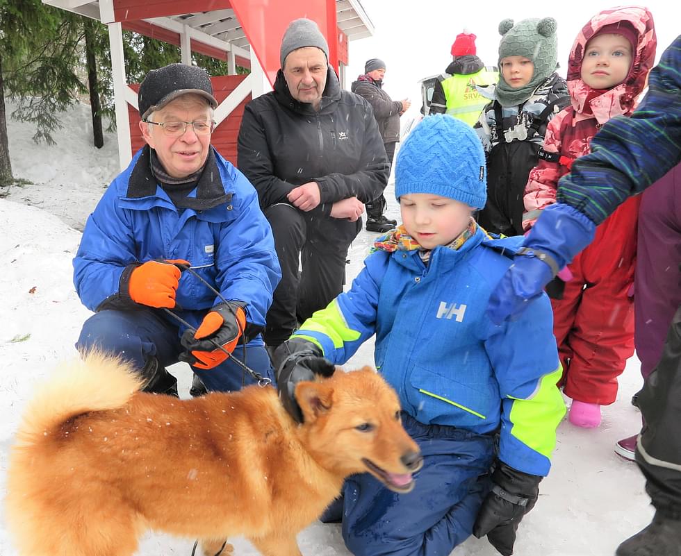 Mauno Tarvainen (edessä) silitteli arastelematta Mauri Leinosen Pomo-koiraa esioppilaiden talvitapahtumassa.