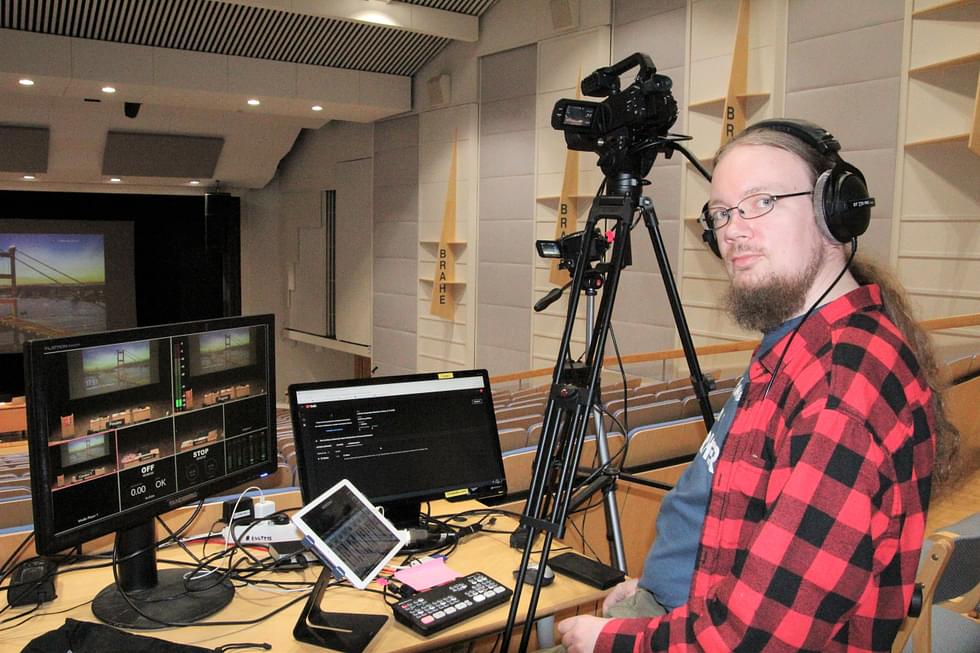 Sami Ehrukainen kuvasi ja ohjasi kulttuurikeskuksen Brahe-salissa pidetyn kaupunginvaltuuston kokouksen YouTube-kanavalle katsottavaksi. Tallenne on kerännyt tähän mennessä reilut 200 katsojaa.