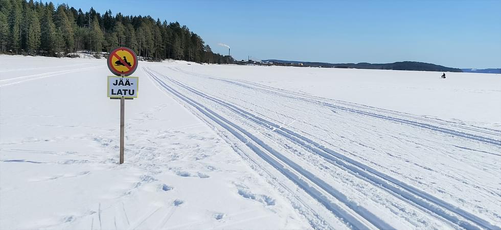Jäälatu kulkee Honkalahden uimarannan edustalta kohti Jamalinlahtea.