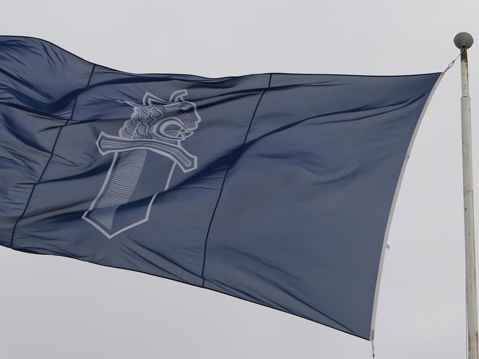 Poliisin lippu liehuu Lieksan Urheilukadulla.