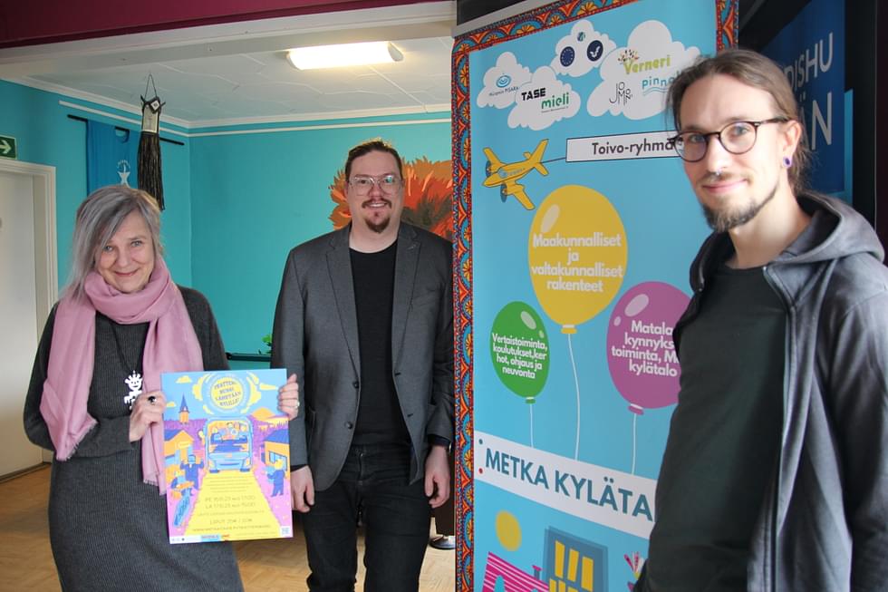 Marke Marstola, Ville Lodders ja taiteen moniammattilainen Tuomas Salopuro työskentelevät Metka kylätalolla Metakka-hankkeenseen liittyvien projektien parissa.