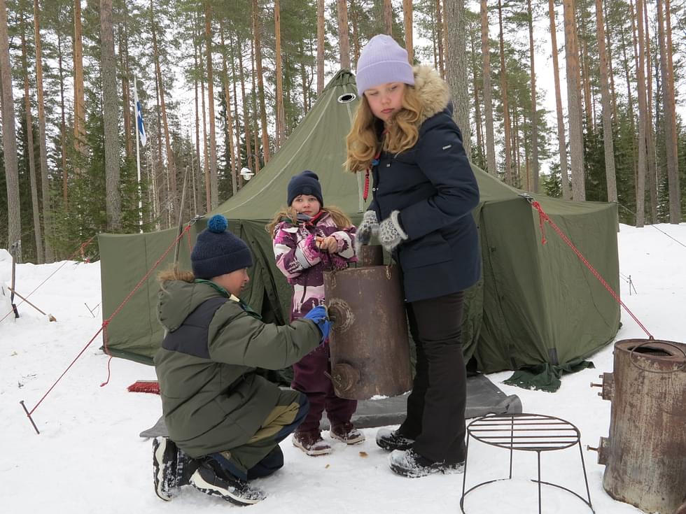 Antto Kuosmanen (vas.), Katri Pirtonen ja Eeva Vartiainen ovat mukana Pielisen Partiolaisten leirillä.