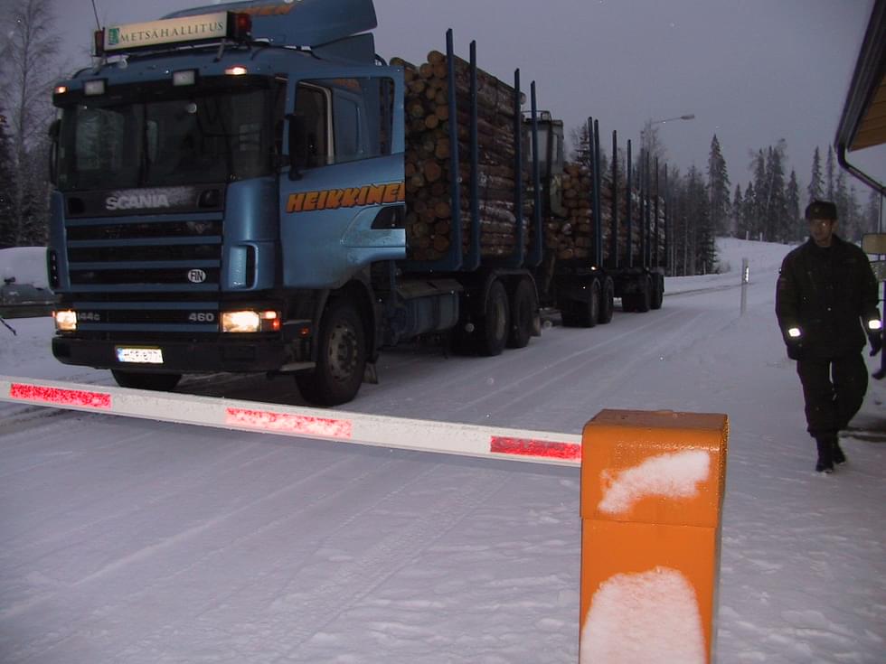 Lieksan Inarin tilapäisen rajanylityspaikan kautta tuotiin puuta Suomeen.