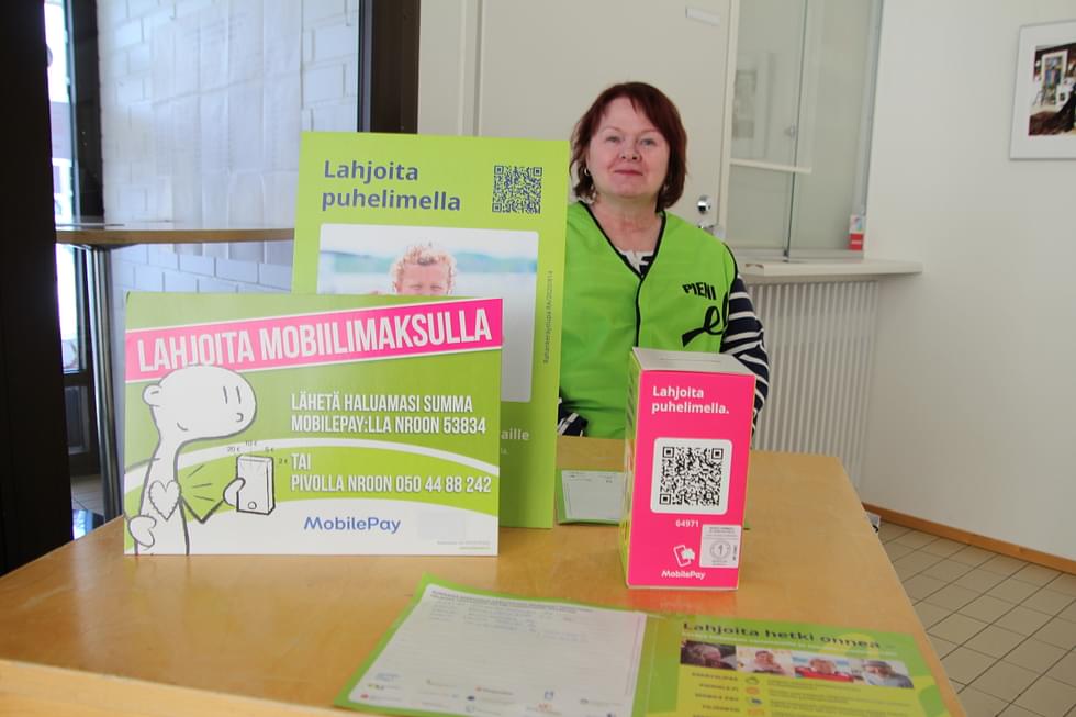 Tuula Härkönen Lieksan diabetesyhdistyksestä toimi vapaaehtoisena lipaskerääjänä eduskuntavaalien ennakkoäänestyksen aikana.