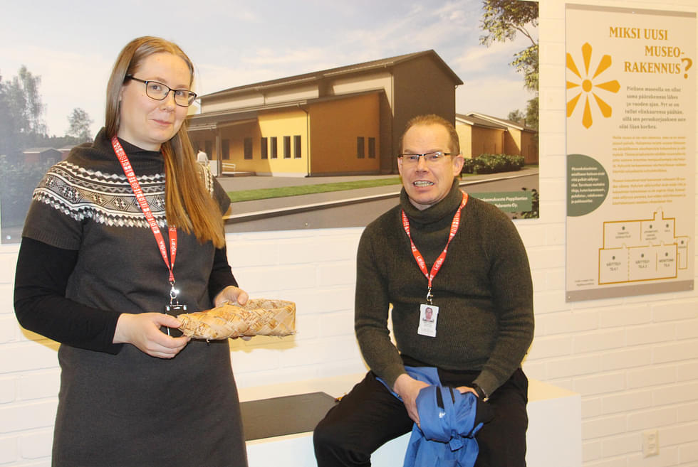 Laura Mulari ja museonjohtaja Mikko Kero iloitsevat Pielisen museon saamasta valtionavustuksesta.