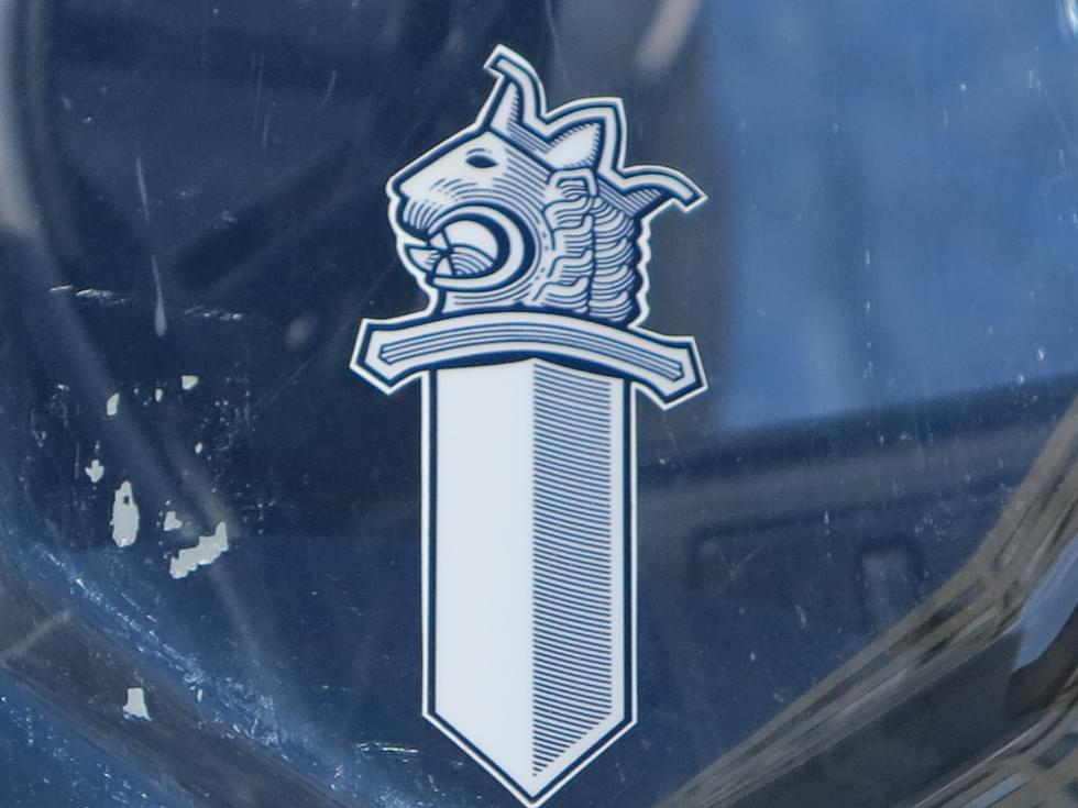 Poliisin tunnuskuva on miekan terä, jonka kahvana on kruunupäinen leijonan pää. 