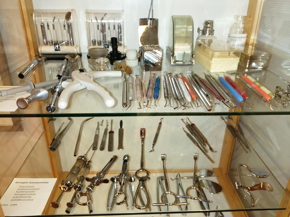 Lieksan terveysaseman hammashoitolassa on esillä kirurgisia instrumentteja vuosilta 1949–1999.