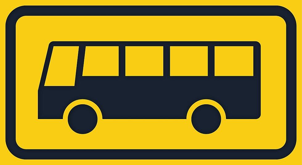 Linja-autopysäkkien merkit uusittiin muutama vuosi sitten. Nykyään kaikki merkit ovat keltaisia.