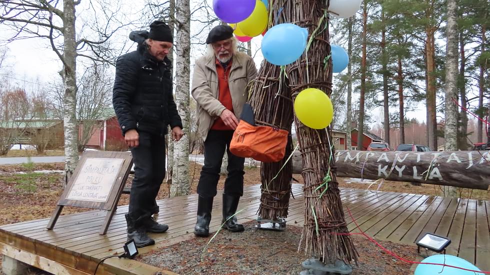 Arto Piiroinen (vas.) ja Heikki Turunen lakittivat käsillään seisovan orjan Vuonislahdessa.