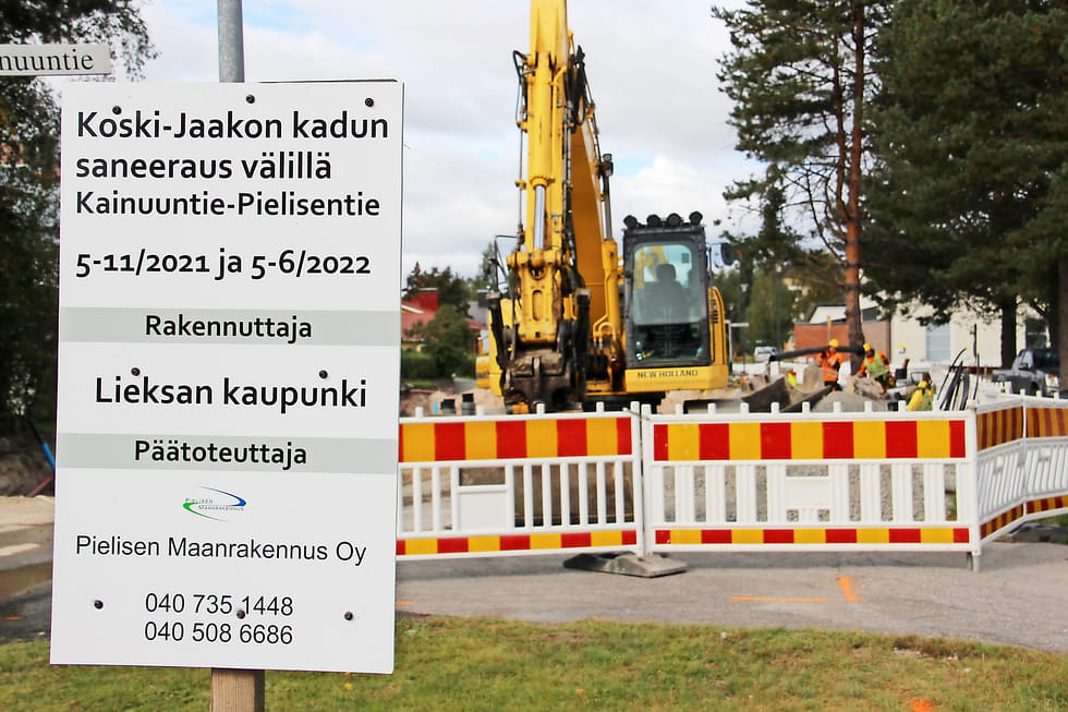 Kiinteistön öljy-yhdisteiden pilaaman maaperän puhdistustarve paljastui Koski-Jaakon kadun saneerauksen yhteydessä.