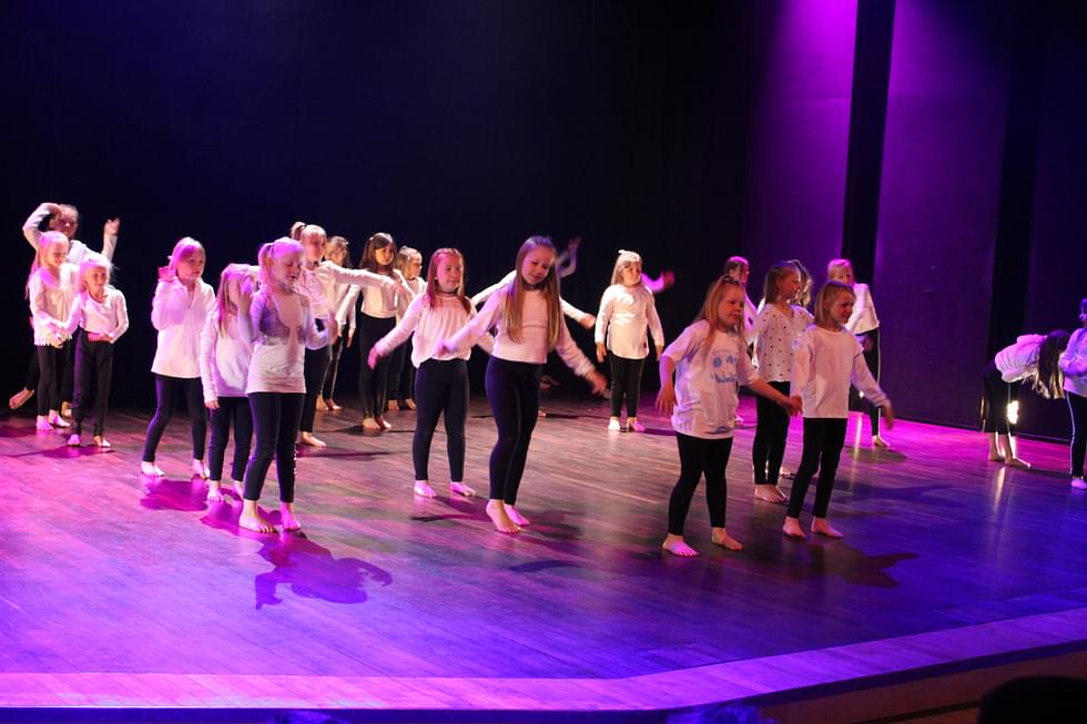 Mini steps on nuorisotoimen ryhmien nuorimmista tanssijoista koostuva ryhmä. Tässä tulkitaan Glee cast -versiota Pompeii-biisistä.