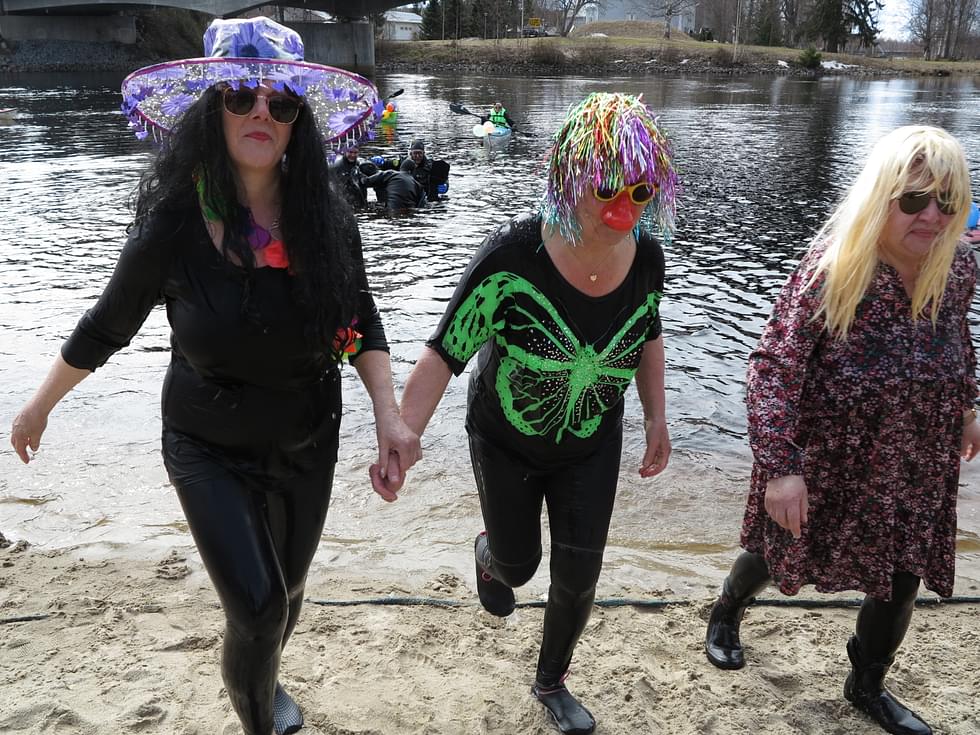 Avantonorppien Eeva-Liisa Nieminen (vas.), Marjatta Närväinen ja Kyllikki Puumalainen olivat mukana Wappu-uinti-tapahtumassa.