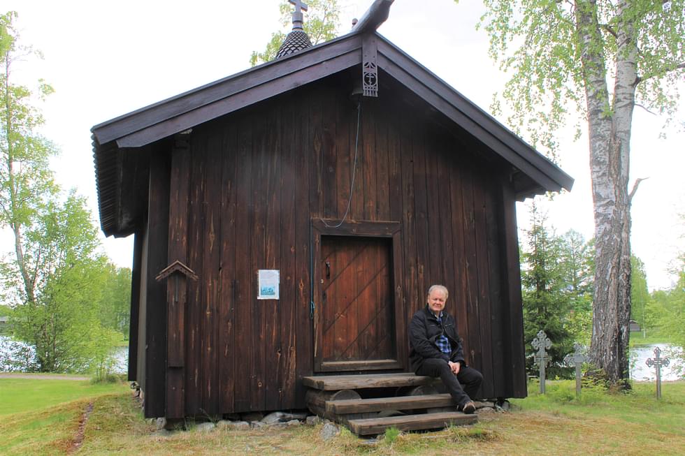 Pieni tervantuoksuinen tsasouna Lieksan Kirkkopuistossa on Suomen vanhin säilynyt ortodoksinen pyhättö. Hirsiä on tutkittu ja osa on todettu yli 250-vuotiaiksi. Portailla on  isännöitsijä Jyri Sarjasto.