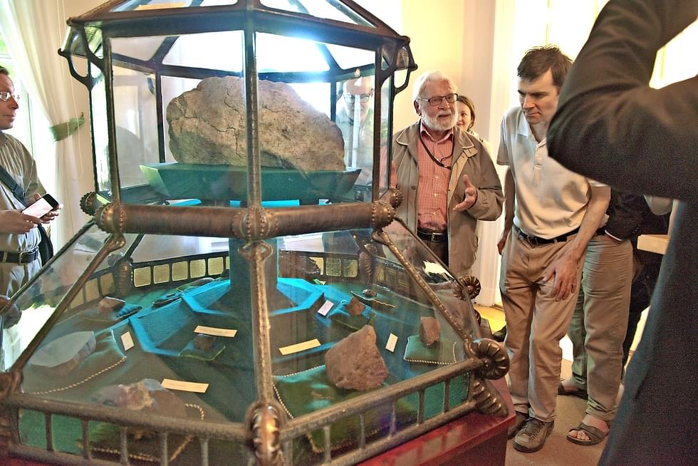 Lieksa-meteoriitin pääkappaletta säilytetään 100-vuotisjuhliaan viettävän Luomuksen geologisissa kokoelmissa.