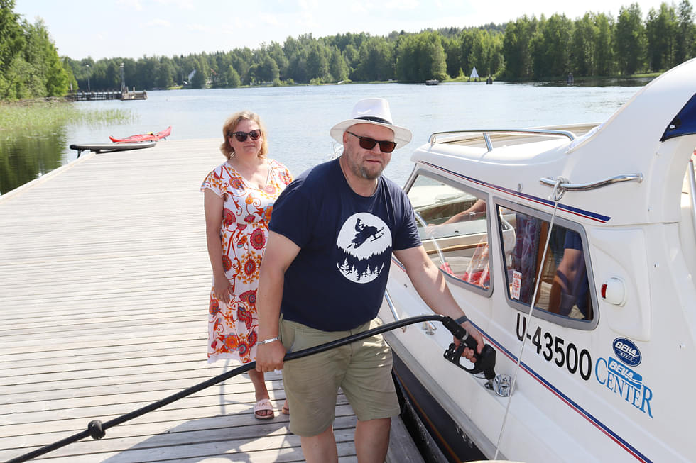 Maarit ja Markku Anttilainen ovat tyytyväisiä, että Pielisen rannoilta löytyy entistä paremmin tankkausmahdollisuuksia.