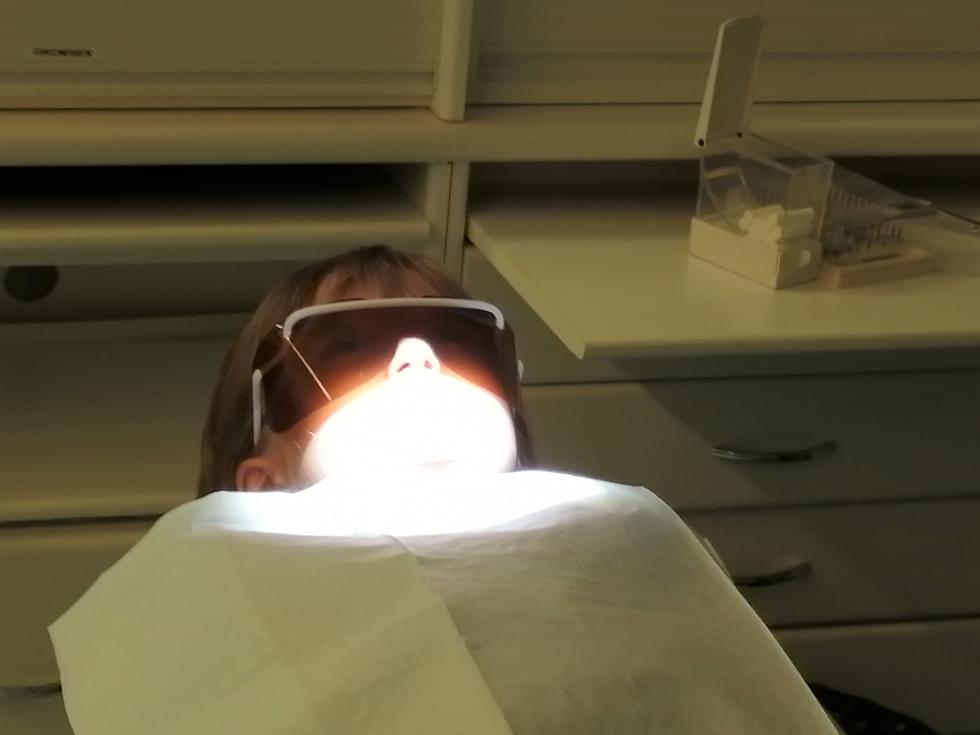 Potilas odottaa toimenpidettä Lieksan terveysaseman hammashoitolassa.