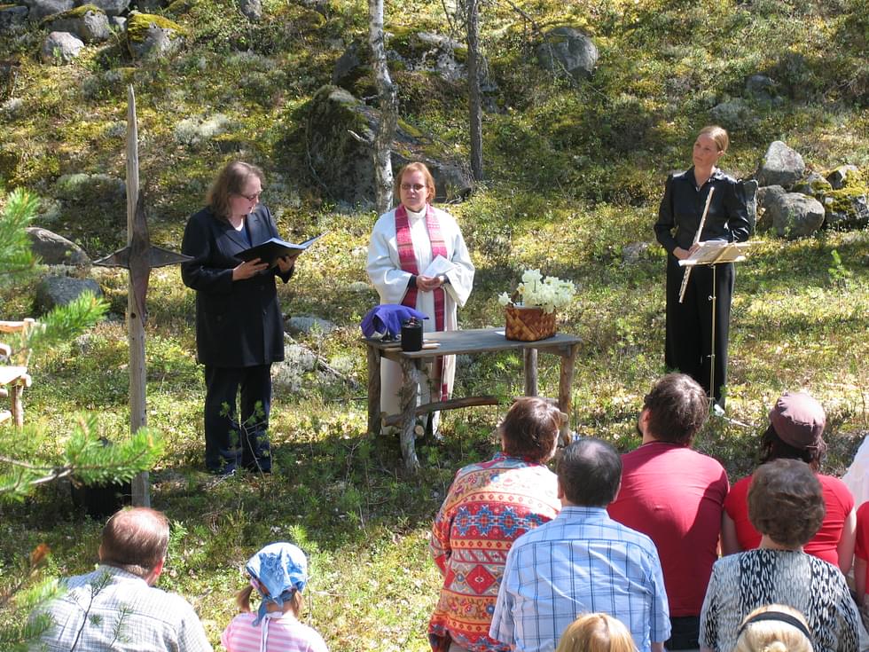 Kivivaarassa pidetyssä metsäkirkossa vuonna 2007 risti oli muisto palaneesta Lieksan kirkosta.