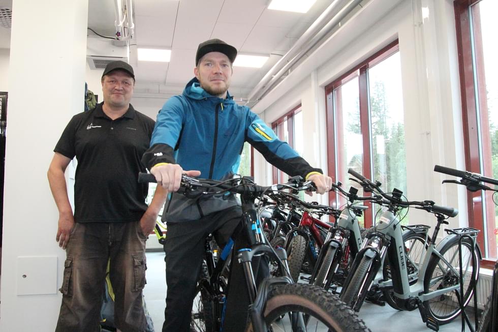 Petri Niemelä (oik.) ja Antti Koljonen opastavat sähköpyörien käyttöön ennen ajamaan lähtemistä.
