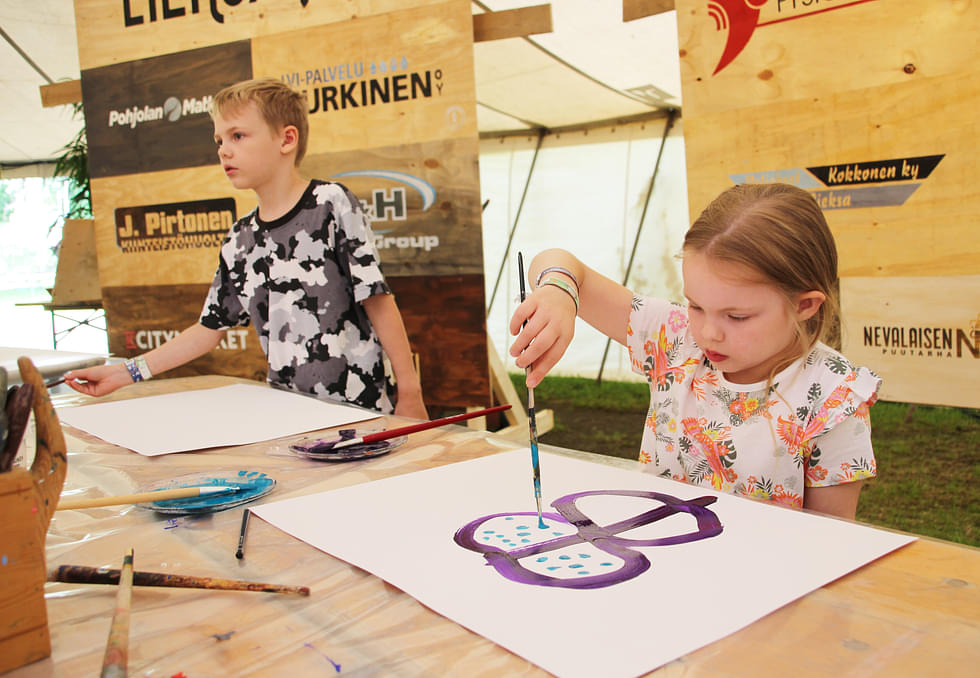 Pyry Honkanen maalasi lumiukon ja Oona Honkanen violetin perhosen Kirsikodin järjestämässä luovuustapahtumassa.
