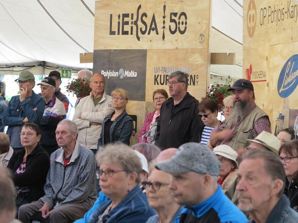 Runsaslukuinen yleisö kuunteli Vaskiviikon Pihasoittoa Brahe-teltassa tiistaina.